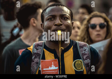 Barcelona, Spanien. 13. Juli, 2019. Ein wanderarbeitnehmer Proteste über die Lage der Migranten, das Mittelmeer Credit: Matthias Oesterle/Alamy leben Nachrichten Stockfoto