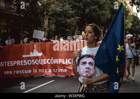 Barcelona, Spanien. 13. Juli, 2019. Ein menschenrechtsaktivist mit einem blutigen EU-Flagge Proteste über die Lage der Migranten, das Mittelmeer Credit: Matthias Oesterle/Alamy leben Nachrichten Stockfoto