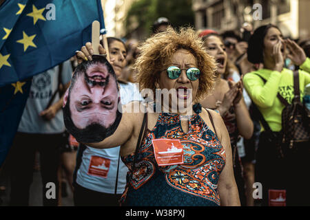 Barcelona, Spanien. 13. Juli, 2019. Ein menschenrechtsaktivist Shouts Slogans wie er marschiert durch Barcelona über die Lage der Migranten, das Mittelmeer Credit: Matthias Oesterle/Alamy Leben Nachrichten zu protestieren Stockfoto