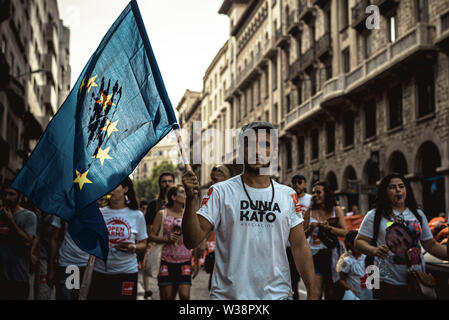 Barcelona, Spanien. 13. Juli, 2019. Ein menschenrechtsaktivist mit einem blutigen EU-Flagge Proteste über die Lage der Migranten, das Mittelmeer Credit: Matthias Oesterle/Alamy leben Nachrichten Stockfoto