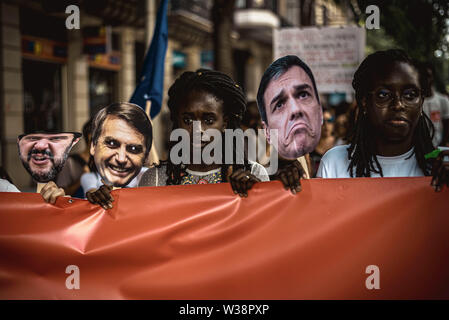 Barcelona, Spanien. 13. Juli, 2019. Menschenrechtsaktivisten shout Slogans wie Sie marschieren hinter ihrem Banner durch Barcelona über das Mittelmeer migration Krise Kredit zu protestieren: Matthias Oesterle/Alamy leben Nachrichten Stockfoto