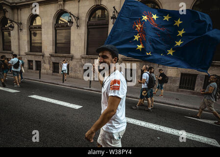 Barcelona, Spanien. 13. Juli, 2019. Ein menschenrechtsaktivist mit einem blutigen EU-Flagge Proteste über die Lage der Migranten, das Mittelmeer Credit: Matthias Oesterle/Alamy leben Nachrichten Stockfoto