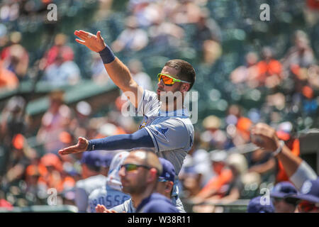 Baltimore, MD, USA. 13. Juli, 2019. Tampa Bay Rays Mittelfeldspieler Kevin Kiermaier (39) feiert Strahlen catcher Mike Zunino (10) solo Haus im ersten Spiel eines Double header zwischen der Tampa Bay Rays und die Baltimore Orioles in Camden Yards, Baltimore, MD. Jonathan Huff/CSM/Alamy leben Nachrichten Stockfoto