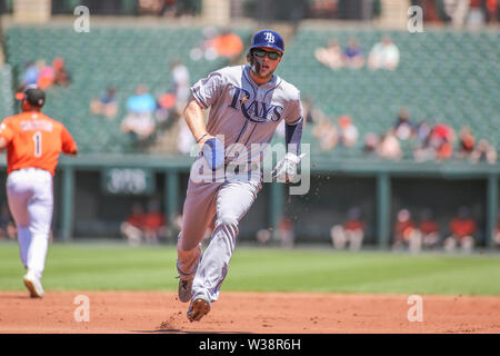 Baltimore, MD, USA. 13. Juli, 2019. Tampa Bay Rays Mittelfeldspieler Austin Wiesen (17) runden die zweite Basis im ersten Spiel eines Double header zwischen der Tampa Bay Rays und die Baltimore Orioles in Camden Yards, Baltimore, MD. Jonathan Huff/CSM/Alamy leben Nachrichten Stockfoto