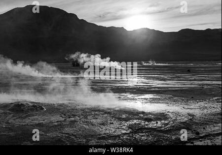 Künstlerische schwarz-weiß Blick auf die vulkanische Aktivität mit fumarole und Dampf am Tatio Geysir Feld bei Sonnenaufgang, Atacama, Chile. Stockfoto