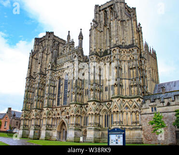Die Fassade der Kathedrale von Wells in Somerset, England Stockfoto