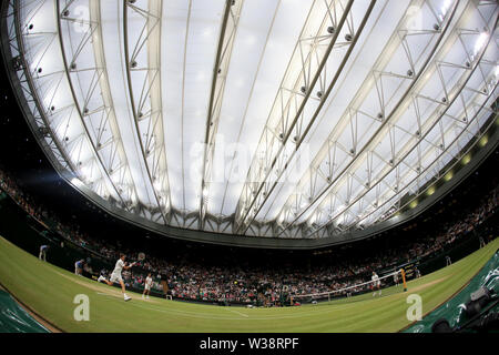 Aktion aus der Herren Doppel Finale unter einer geschlossenen Center Court Dach auf Tag zwölf der Wimbledon Championships in der All England Lawn Tennis und Croquet Club, Wimbledon. Stockfoto