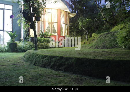 Home Licht, das den Hinterhof leuchtet auf. Stockfoto