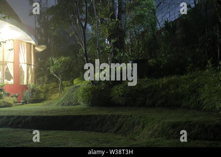 Home Licht, das den Hinterhof leuchtet auf. Stockfoto