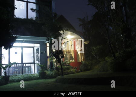 Home Licht, das den Hinterhof leuchtet auf. Stockfoto