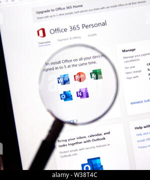 MONTREAL, KANADA - 13. Juli 2019: Microsoft Office 365 neue Symbole auf der Startseite unter der Lupe. Office 365 Abonnement angebotenen Dienstleistungen von Stockfoto