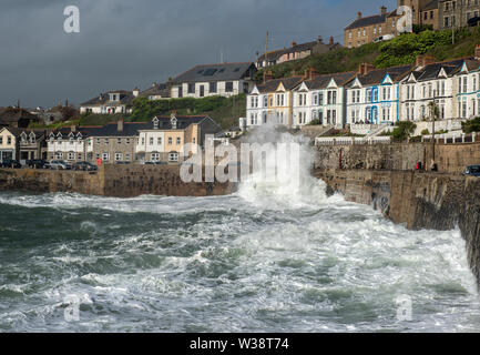 Wellen, die sich über den Hafen Wand in Camborne, Cornwall, England, Großbritannien Stockfoto