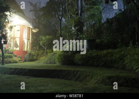 Home Licht, das den Hinterhof leuchtet auf. Stockfoto