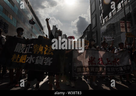 Die Demonstranten halten Banner während der Demonstration. Tausende von Demonstranten auf die Straße gingen, der Sheung Shui Bezirk im Norden von Hong Kong in einer anti-parallel trading März. Einige Demonstranten mit der Polizei aneinandergeraten Nach dem März. Die Zahl der Demonstranten gemeldet werden, verletzt zu werden. Stockfoto