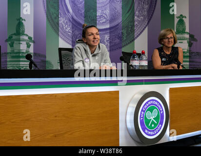 2019 Wimbledon Damen Meister, Simona Halep während einer Pressekonferenz nach ihrem Sieg über Serena Williams am Tag zwölf der Wimbledon Championships in der All England Lawn Tennis und Croquet Club, Wimbledon. Stockfoto