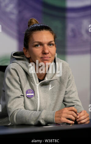 2019 Wimbledon Damen Meister, Simona Halep während einer Pressekonferenz nach ihrem Sieg über Serena Williams am Tag zwölf der Wimbledon Championships in der All England Lawn Tennis und Croquet Club, Wimbledon. Stockfoto