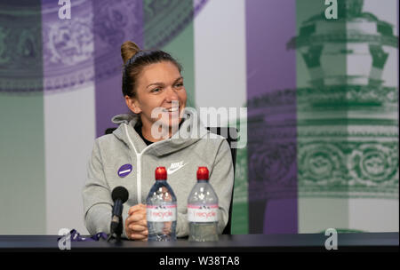 2019 Wimbledon Damen Meister, Simona Halep während einer Pressekonferenz nach ihrem Sieg über Serena Williams am Tag zwölf der Wimbledon Championships in der All England Lawn Tennis und Croquet Club, Wimbledon. Stockfoto