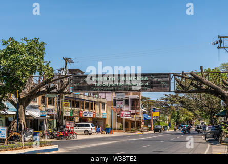 Puerto Princesa, Palawan, Philippinen - 3. März 2019: Street View von Rizal Avenue mit Holz- Banner über der Straße behaupten, die Stadt ist das Cit Stockfoto