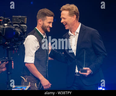 München, Deutschland. 13. Juli, 2019. Markus Eisenbichler (l), Skispringer, erhält seine Auszeichnung als "Botschafter des bayerischen Sports" aus der laudator Dieter Thoma an der Bayerischen Sport Award 2019. Credit: Peter Kneffel/dpa/Alamy leben Nachrichten Stockfoto