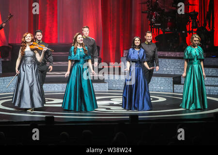 März 23, 2019 - Durham, North Carolina, USA - Musik Künstler keltischen Frau übernimmt in Durham, North Carolina als Teil ihrer 2019 Tour. Celtic Woman ist eine all-female-irische musical Ensemble. Die 2019 lineup besteht aus MÃ¡irÃ © ad Carlin, Ã‰abha McMahon, Tara McNeill, und Megan Walsh. (Bild: © Andy Martin jr./ZUMA Draht) Stockfoto