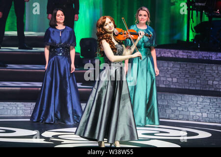 März 23, 2019 - Durham, North Carolina, USA - Musik Künstler keltischen Frau übernimmt in Durham, North Carolina als Teil ihrer 2019 Tour. Celtic Woman ist eine all-female-irische musical Ensemble. Die 2019 lineup besteht aus MÃ¡irÃ © ad Carlin, Ã‰abha McMahon, Tara McNeill, und Megan Walsh. (Bild: © Andy Martin jr./ZUMA Draht) Stockfoto