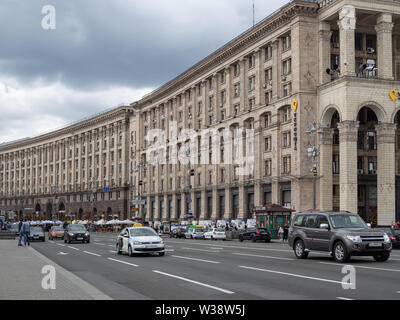 Kiew, Ukraine - Juli 11, 2019: Stalinistischen Architektur von Khreshchatyk Straße (Sozialistischen Klassizismus oder stalinistischen Empire Stil) Stockfoto