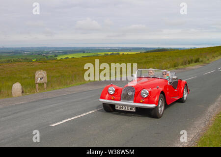 1983 Morgan Plus 8 in Scorton, Lancashire. Wetter in Großbritannien, 13. Juli 2019. Bei sonnigen Bedingungen überquert der Lancashire Car Club Rally Coast to Coast den Trog von Bowland. 74 alte, klassische, Sammlerstücke, historische Fahrzeuge aus den 80er Jahren verließen Morecambe auf einer Reise durch die Landschaft von Lancashire nach Whitby. Eine 170 km lange Wanderung über die hügelige Landschaft im Rahmen der jährlichen Veranstaltung „Classics on Tour Car Club“. Stockfoto