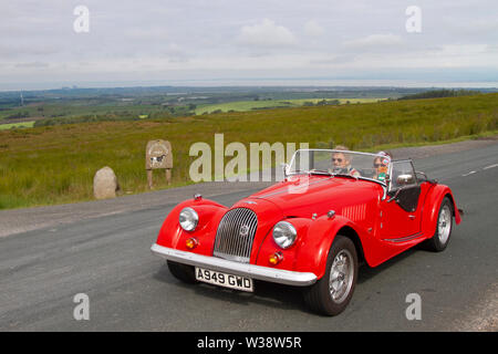 In den 1983 80er Jahren überquert Morgan Plus 8 als Lancashire Car Club Rally Coast to Coast den Trog von Bowland. 74 alte, klassische, Sammlerstücke, historische Fahrzeuge aus den 80er Jahren verließen Morecambe auf einer Reise durch die Landschaft von Lancashire nach Whitby. Eine 170 km lange Wanderung über die hügelige Landschaft als Teil der jährlichen Veranstaltung „Classics on Tour Car Club“. Stockfoto