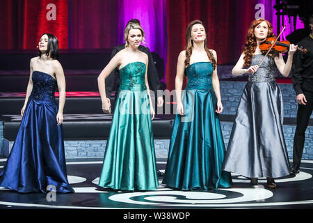 März 23, 2019 - Durham, North Carolina, USA - Musik Künstler keltischen Frau übernimmt in Durham, North Carolina als Teil ihrer 2019 Tour. Celtic Woman ist eine all-female-irische musical Ensemble. Die 2019 lineup besteht aus MÃ¡irÃ © ad Carlin, Ã‰abha McMahon, Tara McNeill, und Megan Walsh. (Bild: © Andy Martin jr./ZUMA Draht) Stockfoto