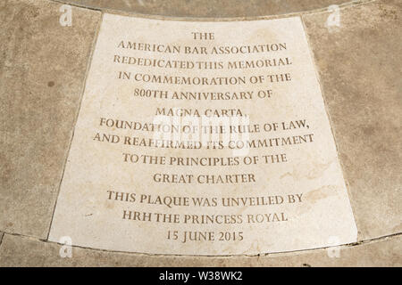 Die Magna Carta Memorial in Runnymede, Surrey, Großbritannien. Umwidmung Stein mit Inschrift an der American Bar Association auf der 800-Jahr-Feier Stockfoto