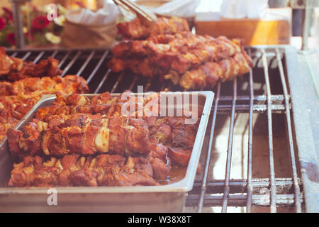 Spieße auf dem Grill rösten Stockfoto