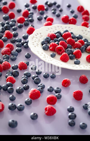 Seasonal fruits, blueberry and raspberry Stockfoto