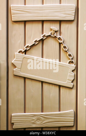 Kunststoff Platte an einer Kette hängend an einem Nagel für eine Tür zu einem Haus oder eine Hundehütte. Typenschild für Text. Stockfoto