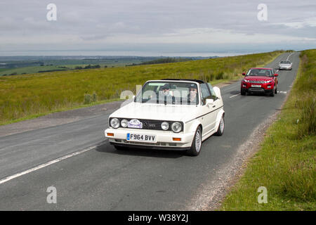 1989 90er Jahre VW Volkswagen Golf Cabrio GTI. 4 Zylinder, 8 Ventile, quer montiert, Single-Overhead-Nocken (SOH. Vintage, Classic, Sammlerstücke, historische Fahrzeuge verließen Morecambe und machten eine Reise über die Landschaft von Lancashire nach Whitby. Eine 170 km lange Wanderung über hügelige Landschaft im Rahmen der jährlichen Veranstaltung „Classics on Tour Car Club“. Stockfoto