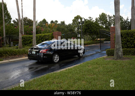 Verlassen des Fahrzeugs die Tore zu einem Wohngebiet gated community in Florida USA Vereinigte Staaten von Amerika Stockfoto