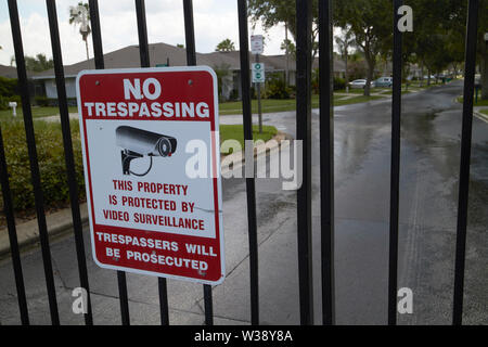 Kein Übertreten Zeichen auf die Tore von einem Wohngebiet gated community in Florida USA Vereinigte Staaten von Amerika Stockfoto