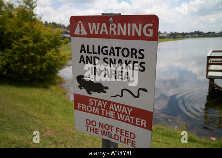 Warnschild an der Florida Teich für Alligatoren und Schlangen USA Vereinigte Staaten von Amerika Stockfoto