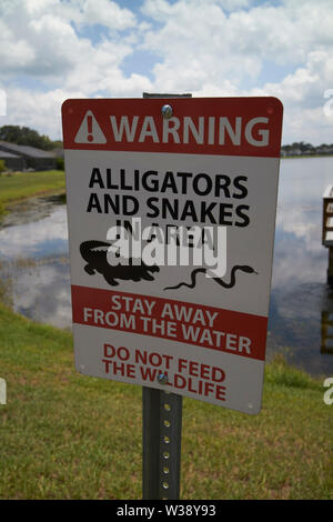 Warnschild an der Florida Teich für Alligatoren und Schlangen USA Vereinigte Staaten von Amerika Stockfoto