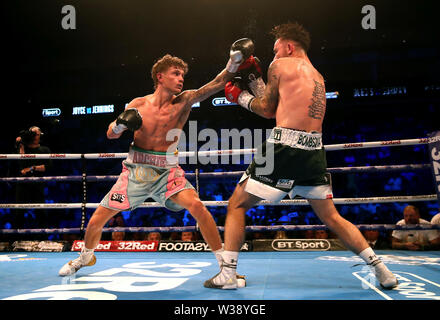 Archie Scharf (links) und Jordan McCorry in Aktion während der wbo Europäischen Super-Featherweight Meisterschaft in der O2 Arena in London. Stockfoto