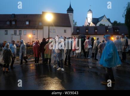 Chemnitz, Deutschland. 13. Juli, 2019. Die Besucher des MDR open-air show 'Die Schlager des Sommers" vor der Klaffenbach Schloss stehen. Wegen starker Gewitter die Aufzeichnung gestoppt werden mußte. Credit: Sebastian Willnow/dpa-Zentralbild/dpa/Alamy leben Nachrichten Stockfoto