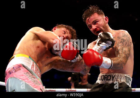 Archie Scharf (links) und Jordan McCorry in Aktion während der wbo Europäischen Super-Featherweight Meisterschaft in der O2 Arena in London. Stockfoto