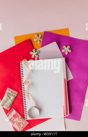 Für Scrapbooking, kreative messs, Scotch für Scrapbooking. rosa Hintergrund Stockfoto