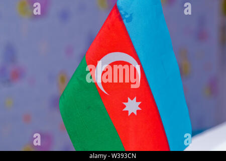 Zahn pick Witz eine kleine Flagge von Aserbaidschan. Aserbaidschan Tabelle Fahne mit schwarzem Hintergrund. Mini Flagge. Stockfoto