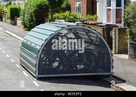 Abschließbare Abstellmöglichkeiten für Fahrräder in London, England Vereinigtes Königreich Großbritannien Stockfoto