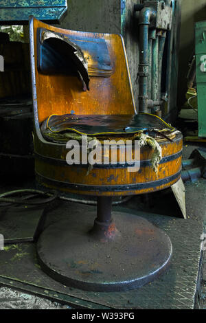 Vintage sowjetische Fabrik Holzfass stil Stuhl mit Polster zerstört. Stockfoto