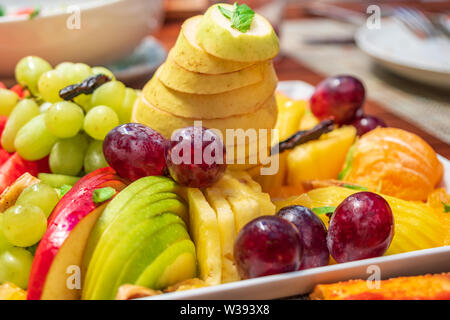 Birne, Kirsche und andere gesunde Früchte auf dem Tisch. Essen. Stockfoto