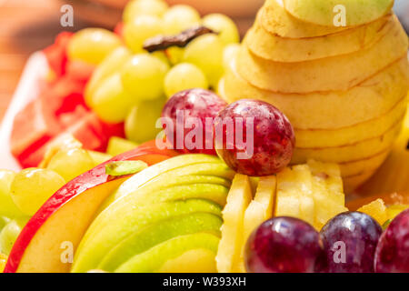 Birne, Kirsche und andere gesunde Früchte auf dem Tisch. Essen. Stockfoto