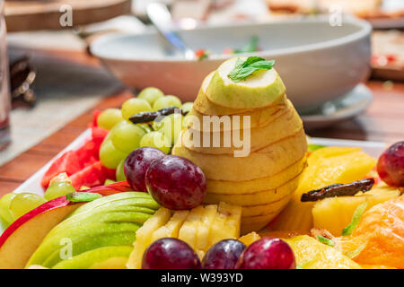 Birne, Kirsche und andere gesunde Früchte auf dem Tisch. Essen. Stockfoto