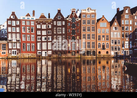 Traditionelle holländische Gebäude am Damrak in Amsterdam, Niederlande Stockfoto