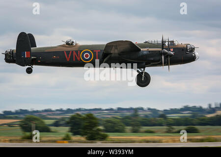 Yeovilton, UK. 13. Juli, 2019. Ein Lancaster Bomber der Schlacht um England Memorial Flug, Landung an der Airshow in Yeovilton. Quelle: Matthew Lofthouse/Alamy leben Nachrichten Stockfoto